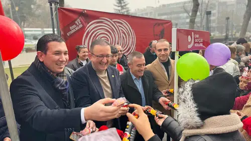 CHP, Konya’da Zafer Meydanı’nda çocukları sevindirdi