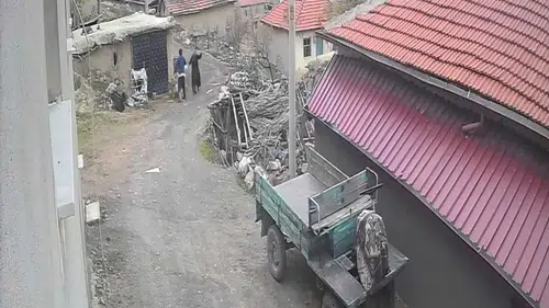 Görüntüler ortaya çıktı! Karısının kafasına tekme attı