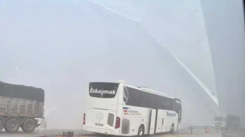 Konya'da sis kazaya neden oldu! Yolcu otobüsü kazaya karıştı
