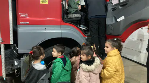 Konya'da 1. sınıf öğrencileri itfaiye tatbikatıyla yangınla mücadeleyi öğrendi