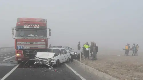 Yoğun sis kazayı getirdi! Aksaray’da zincirleme kaza