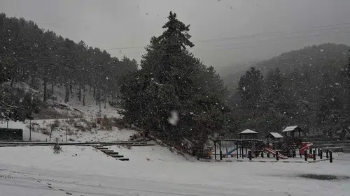 Beyaza büründü! Konya'daki turistik noktada ilk kar sevinci