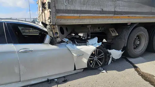 Konya'da korkutan kaza! Otomobil tırın altına girdi