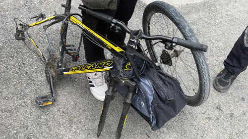 Pes dedirten hırsızlık: Bisikleti çalamadı, tekerini söktü!