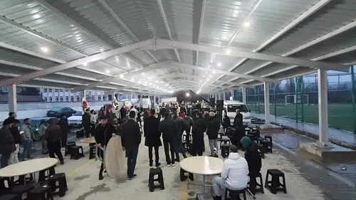 Konya’nın kapalı pazarı gündem oldu! Yağmur yağınca beklenmedik rol üstlendi