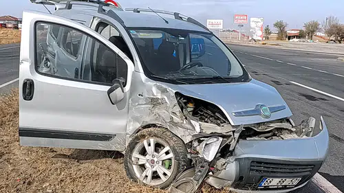“Tır gelmeden geçerim” diyen sürücü kaza yaptı, araç refüje çıktı