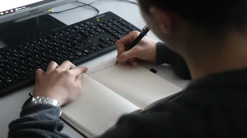 Konya'da uzmanından çarpıcı uyarı: "Ekran çağı çocukların el yazısını tehdit ediyor!”