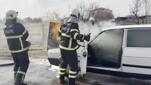 Alevler arasında kalan araç kullanılamaz hale geldi
