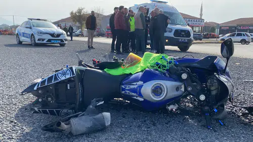 Otomobil ile çarpışan motosiklet hurdaya döndü