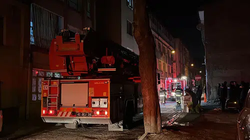 Konya Meram’da 3 katlı binanın çatısında yangın!