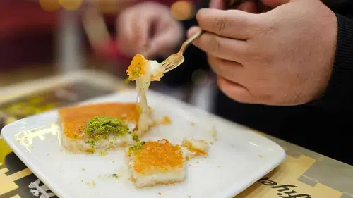 Dünya künefeye hayran kaldı! Konya'daki işletmeciden lezzet sırları