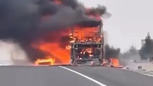Korku dolu anlar! Otobüs alev aldı 25 yolcu son anda kurtuldu (VİDEO HABER)