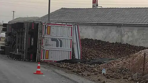 Konya'da pancar yüklü tır devrildi