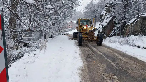 Konya’da etkili olan kar nedeniyle yollar açılıyor