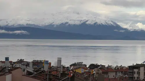 Konya’da yağışlı hava etkili oldu! Zirveler karla kaplandı