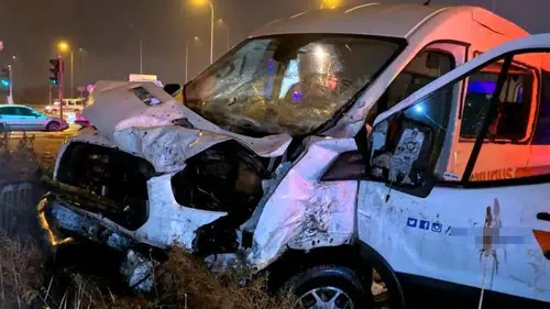 Aksaray’da tır ile market servisi çarpıştı! Yaralılar var