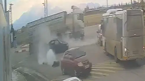 Karaman’da savrulan otomobil halk otobüsüne çarptı