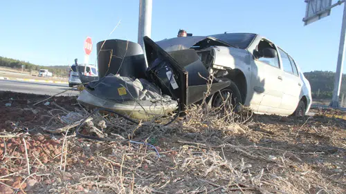 Konya'da kaza! Otomobil trafik ışığı direğine çarptı