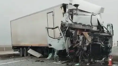 Konya'da bankette bekleyen tır kazaya davetiye çıkarınca çarpışma kaçınılmaz oldu