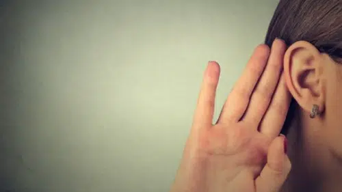 Fark etmeden işitmenizi kaybediyor olabilirsiniz! Uzmandan kritik uyarı