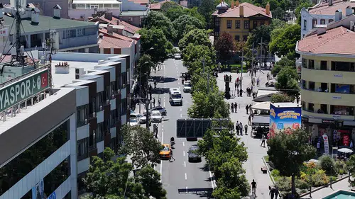Konya'nın en işlek caddesi baştan sona yenilendi