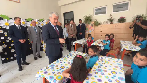 Miniklerin karne sevinci! Konya'da son ders zili çaldı