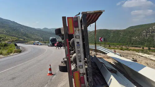 Konya-Antalya karayolunda korkutan kaza! TIR devrildi