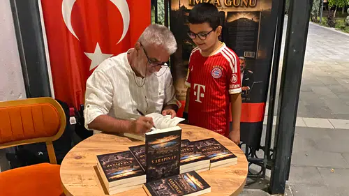 Konya'da bu kitaba yoğun ilgi! İmza gününde uzun kuyruklar oluştu