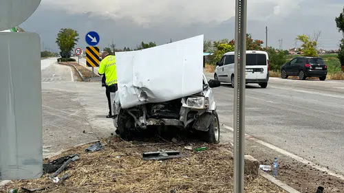 Konya'da iki otomobil çarpıştı: 1’i ağır 5 yaralı!