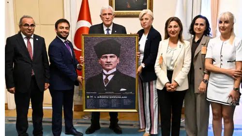 Konya'dan Müsavat Dervişoğlu'na hediye! 3 bin fotoğrafla Atatürk portresi hazırlandı
