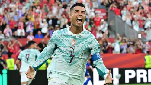 Ronaldo rekor kırdı, Portekiz turladı
