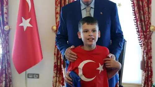 Erdoğan o İngiliz çocuğu kabul etti! Nefret etme kek yap