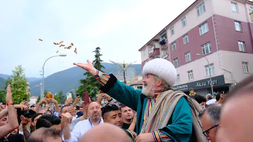 Sanatçı Saçıntı, Konya’daki şenlikte konuştu, AK Parti Vekili programı terk etti! Flaş açıklama geldi