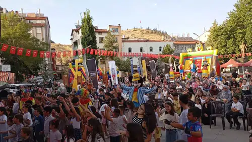 Konya Bozkır’da yüzlerce kişi sazla sözle eğlendi