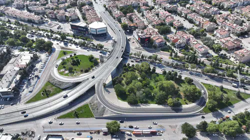 Konya’da iki önemli üst geçitte değişim! 2 bin 500 ton asfalt kullanıldı