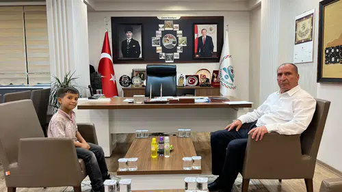 Konyalı minik müezzin başkanın makamında!