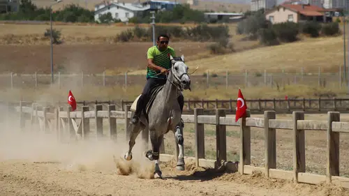 Konya’da at yarışı heyecanı yaşandı