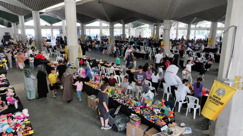 Konya'da çocuklardan örnek pazar! 300 stantta oyuncaklar satışa çıktı