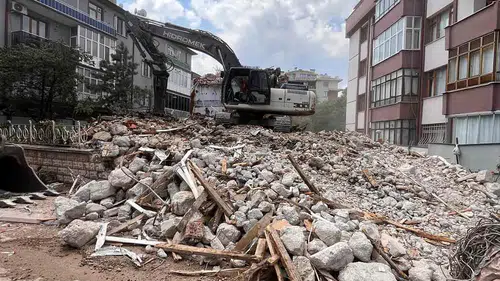 Konya'da kentsel dönüşüm kapsamında bir apartman daha yıkıldı