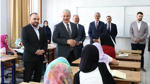 Konya Valisi Akın’dan öğrencilere sürpriz ziyaret! Tek tek sınıflara girdi