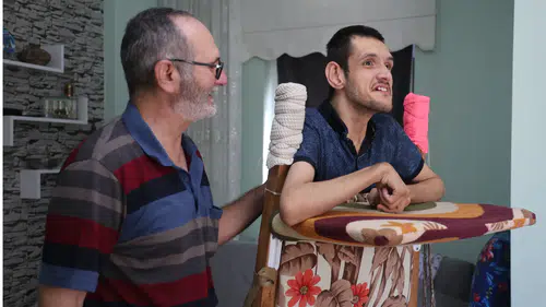 Konya’da oğlu için yıllardır mücadele ediyor! Kendi imkanlarıyla çözüm üretti