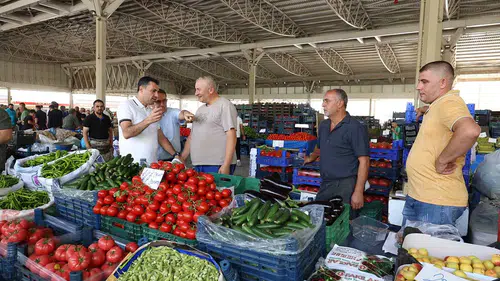AK Partili başkan Konya'da pazara çıktı! Esnaf ve vatandaşlarla samimi sohbet