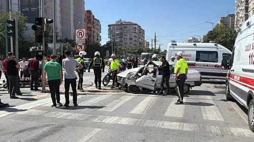 Konya’nın merkezinde yoğun caddeyi kapatan kaza! 1’i ağır 2 yaralı
