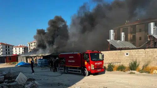 Konya'da şantiye alanındaki konteynerlerde yangın