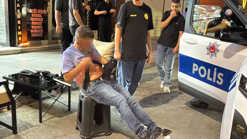 Aksaray’da bıçaklanan şahıs ortalığı karıştırdı! Yol ortasında soyundu