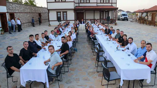 Konya’da Başkan Kavuş gençlerle bir araya geldi! Geleceği konuştular