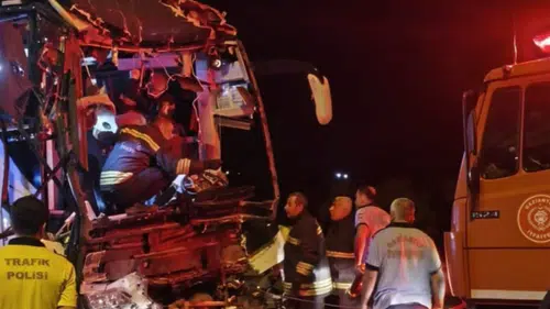 Konya’dan yola çıkmıştı! Yolcu otobüsü tırla çarpıştı: 2 ölü, 22 yaralı