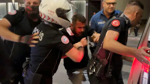 Aksaray’da 20 kişi birbirine girdi! Gözaltına alınırken şarkı söyleyip oynadı
