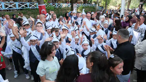 Konya'da 92 çocuk için büyük şölen! Sokaklar konvoyla renklendi