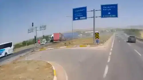 Konya’da feci kaza kamerada! Tır araçlara çarptı: 1 ölü, 10 yaralı